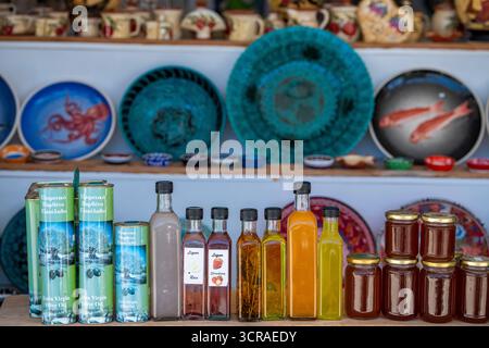 Une sélection de plats grecs, d'huiles et de céramiques en vente dans une boutique de cadeaux touristique sur Zante ou Zakynthos. Banque D'Images