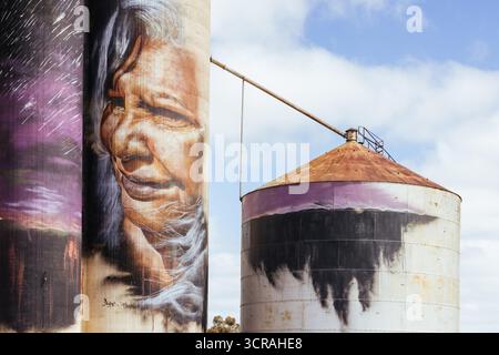 SHEEP HILLS, AUSTRALIE - SEPTEMBRE 27 2025 : murale de silo GrainCorp Sheep Hills Silo Art sur le Silo Art Trail un jour de printemps ensoleillé dans la Wimmera Malle Banque D'Images