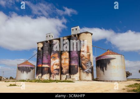 SHEEP HILLS, AUSTRALIE - SEPTEMBRE 27 2025 : murale de silo GrainCorp Sheep Hills Silo Art sur le Silo Art Trail un jour de printemps ensoleillé dans la Wimmera Malle Banque D'Images