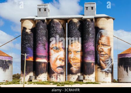 SHEEP HILLS, AUSTRALIE - SEPTEMBRE 27 2025 : murale de silo GrainCorp Sheep Hills Silo Art sur le Silo Art Trail un jour de printemps ensoleillé dans la Wimmera Malle Banque D'Images