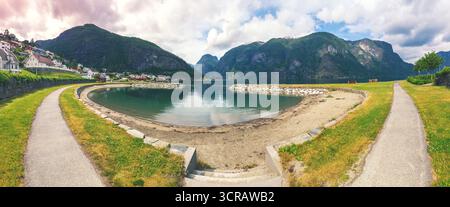Vue panoramique sur le paysage de montagne avec un petit lac artificiel sur le fjord dans une aire de repos à Aurlandsvangen. Naeroyfjord Norvège Europe Banque D'Images