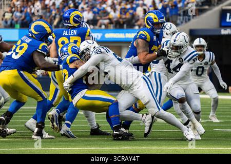 Indianapolis Colts Defensive Tackle DeForest Buckner (99) s'attaque aux Los Angeles Rams Running back Blake Corum (22) lors d'un match de la NFL, le dimanche 28 septembre 2025, au SoFi Stadium, à Inglewood, EN CALIFORNIE, les Rams ont battu les Colts 27-20. (Jon Endow/image du sport) Banque D'Images