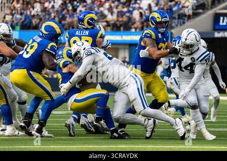 Indianapolis Colts Defensive Tackle DeForest Buckner (99) s'attaque aux Los Angeles Rams Running back Blake Corum (22) lors d'un match de la NFL, le dimanche 28 septembre 2025, au SoFi Stadium, à Inglewood, EN CALIFORNIE, les Rams ont battu les Colts 27-20. (Jon Endow/image du sport) Banque D'Images