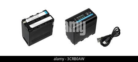 Deux batteries Li-ion noires pour caméscope avec un câble de chargement USB sur fond blanc. Banque D'Images