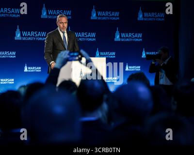 L’ADM (R) Rob Bauer, président du Comité militaire de l’OTAN (2021-2025), pays-Bas ; membre du Conseil consultatif international du FSM, membre de Deloitte pays-Bas ; prend la parole lors d’une cérémonie qui décerne à Jens Stoltenberg, secrétaire général de l’OTAN (2014-2024) ; ministre des Finances de la Norvège, un chevalier de la liberté lors de la deuxième journée du Forum sur la sécurité de Varsovie 2025 à Varsovie, Pologne, le 30 septembre 2025. La WSF2025, intitulée pour notre liberté et les vôtres, rassemble 2500 participants et 250 orateurs et se concentre sur la sécurisation de la paix dans l’UE face aux provocations russes. (Photo de Dominika Zarzyck Banque D'Images