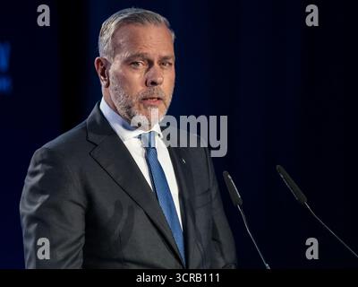 L’ADM (R) Rob Bauer, président du Comité militaire de l’OTAN (2021-2025), pays-Bas ; membre du Conseil consultatif international du FSM, membre de Deloitte pays-Bas ; prend la parole lors d’une cérémonie qui décerne à Jens Stoltenberg, secrétaire général de l’OTAN (2014-2024) ; ministre des Finances de la Norvège, un chevalier de la liberté lors de la deuxième journée du Forum sur la sécurité de Varsovie 2025 à Varsovie, Pologne, le 30 septembre 2025. La WSF2025, intitulée pour notre liberté et les vôtres, rassemble 2500 participants et 250 orateurs et se concentre sur la sécurisation de la paix dans l’UE face aux provocations russes. (Photo de Dominika Zarzyck Banque D'Images