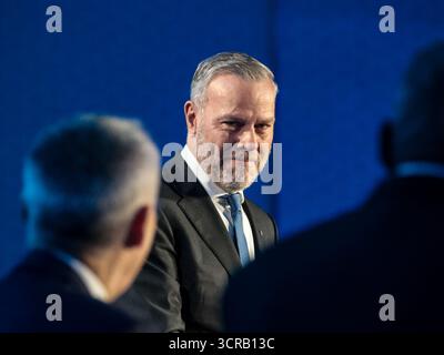 L’ADM (R) Rob Bauer, président du Comité militaire de l’OTAN (2021-2025), pays-Bas ; membre du Conseil consultatif international du FSM, membre de Deloitte pays-Bas ; prend la parole lors d’une cérémonie qui décerne à Jens Stoltenberg, secrétaire général de l’OTAN (2014-2024) ; ministre des Finances de la Norvège, un chevalier de la liberté lors de la deuxième journée du Forum sur la sécurité de Varsovie 2025 à Varsovie, Pologne, le 30 septembre 2025. La WSF2025, intitulée pour notre liberté et les vôtres, rassemble 2500 participants et 250 orateurs et se concentre sur la sécurisation de la paix dans l’UE face aux provocations russes. (Photo de Dominika Zarzyck Banque D'Images