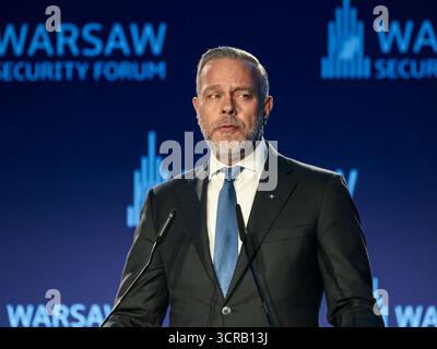 L’ADM (R) Rob Bauer, président du Comité militaire de l’OTAN (2021-2025), pays-Bas ; membre du Conseil consultatif international du FSM, membre de Deloitte pays-Bas ; prend la parole lors d’une cérémonie qui décerne à Jens Stoltenberg, secrétaire général de l’OTAN (2014-2024) ; ministre des Finances de la Norvège, un chevalier de la liberté lors de la deuxième journée du Forum sur la sécurité de Varsovie 2025 à Varsovie, Pologne, le 30 septembre 2025. La WSF2025, intitulée pour notre liberté et les vôtres, rassemble 2500 participants et 250 orateurs et se concentre sur la sécurisation de la paix dans l’UE face aux provocations russes. (Photo de Dominika Zarzyck Banque D'Images
