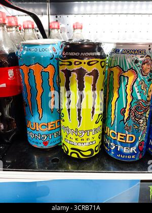 Italie, Rimini - 09 juillet 2025 : exposition de boissons énergisantes monstres. Monster Corporation boisson jus zéro sucre soda. Placez différentes canettes dans la boutique Banque D'Images