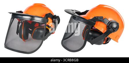 Gros plan de casques de tronçonneuse de protection avec visière en maille et protections auditives sur fond blanc. Équipement de sécurité orange avec écran facial en filet pour protection oculaire. Banque D'Images
