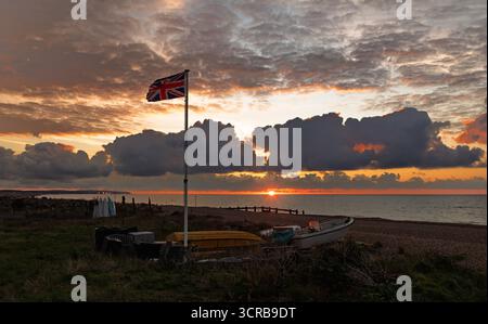 L'union jack volant à l'aube sur la plage de la baie de Pevensey sur la côte est du Sussex, au sud-est de l'Angleterre Banque D'Images