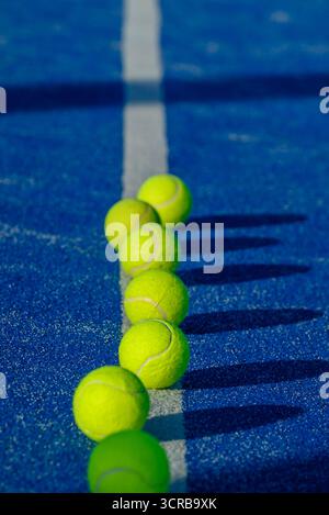 Une rangée de balles de tennis avec de longues ombres le concept d'une répétition Banque D'Images