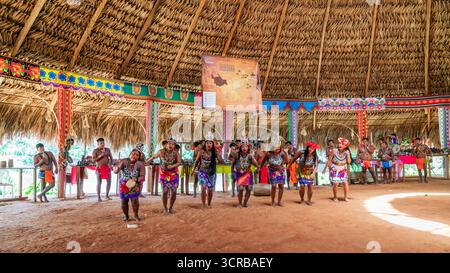 29 février 2024, Panama central : les gens de la tribu Embera exécutent la danse traditionnelle pour les visiteurs de leur village dans le Panama central Banque D'Images