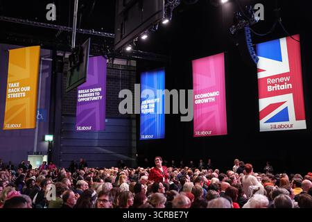Liverpool, Royaume-Uni. 30 septembre 2025. Les participants applaudissent lors du discours des premiers ministres lors de la Conférence annuelle du Parti travailliste 2025 jour 3 à l'ACC, Liverpool, Royaume-Uni, 30 septembre 2025 (photo de Mark Cosgrove/News images) à Liverpool, Royaume-Uni, le 30/09/2025. (Photo de Mark Cosgrove/News images/SIPA USA) crédit : SIPA USA/Alamy Live News Banque D'Images