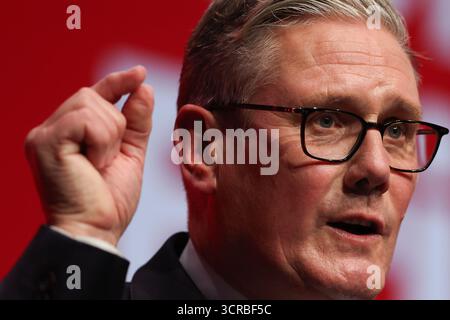 Liverpool, Royaume-Uni. 30 septembre 2025. Image © concédée sous licence à Parsons Media. 30/09/2025. Liverpool, Royaume-Uni. Le premier ministre Keir Starmer prononce son discours liminaire. Le premier ministre britannique Sir Keir Starmer prononce son discours principal à la conférence du Parti travailliste de 2025. Photo de Ryan Jenkinson/Parsons crédit média : andrew parsons/Alamy Live News Banque D'Images