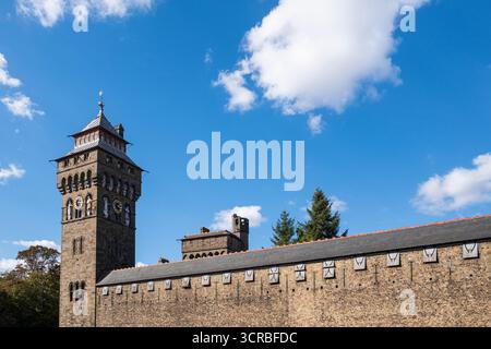 Château de Cardiff contre un ciel bleu profond Banque D'Images