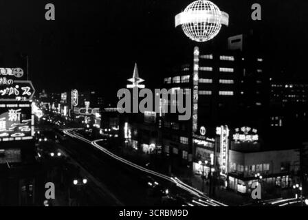 Photo vintage de Ginza 4-chome Sukiyabashi intersection la nuit à Tokyo, Japon - 1956 Banque D'Images