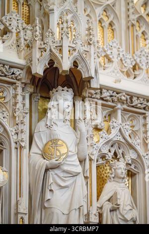 Haarzuilens, pays-Bas - 26 octobre 2023 : statues ornées à l'intérieur de Kasteel de Haar. Banque D'Images