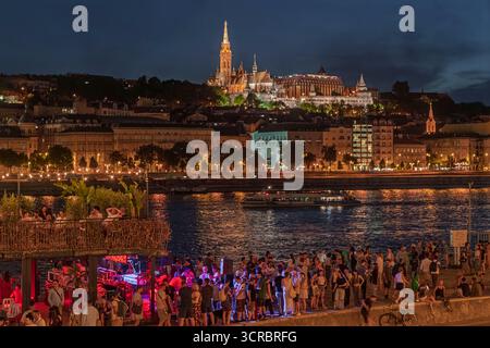 Vie nocturne dans la ville de Budpest, Hongrie. Fishermans bastion est sur le fond le Danube est au milieu et un club en plein air populaire dans le Forward Banque D'Images