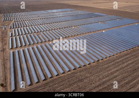 Vue aérienne d'un panneau solaire dans le parc solaire près de Burgas, Bulgarie Banque D'Images