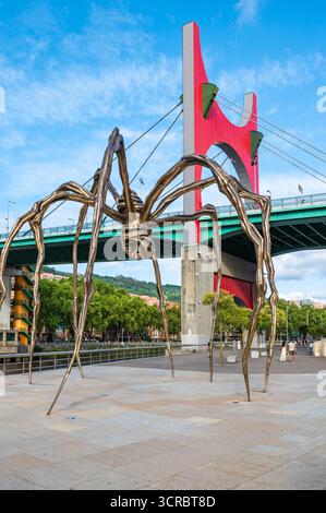 Bilbao, Espagne - 18 juillet 2025 : voyage vertical photo de la sculpture d'araignée Maman devant le pont de la salve au Musée Guggenheim, Bilbao Banque D'Images