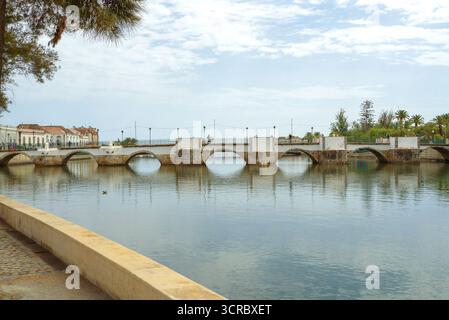 Vue de la ville de Tavira au Portugal sur la côte de l'Algarve. Banque D'Images