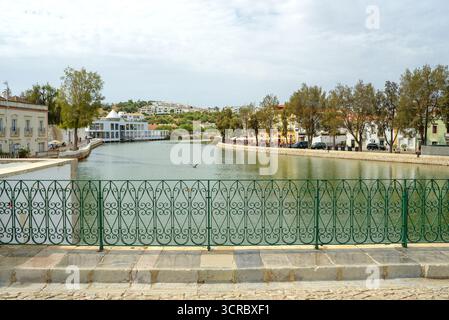 Vue de la ville de Tavira au Portugal sur la côte de l'Algarve. Banque D'Images