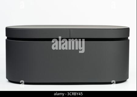 Vue latérale de la boîte ovale noire isolée sur fond blanc de studio Banque D'Images