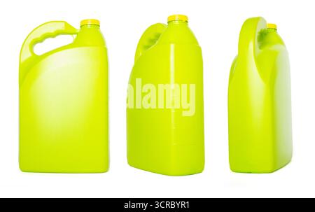 Trois conteneurs de gallon en plastique vert avec des bouchons jaunes, montrés sous différents angles. Idéal pour les produits de nettoyage, détergent, produits chimiques, carburant, stockage, Banque D'Images