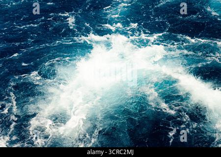 Rivière Aare bleu orageux en Suisse, gros plan. Banque D'Images