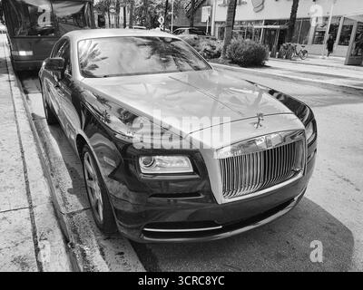 Miami Beach, Floride États-Unis - 8 juin 2024 : 2014 Rolls-Royce Wraith voiture de luxe à Ocean Drive miami Beach. Rolls Royce est une marque britannique de voitures de luxe Banque D'Images