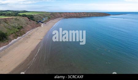 Vue aérienne de Filey Beach, Filey Cove et Filey Brigg Cliffs, Filey, North Yorkshire, Royaume-Uni. Banque D'Images