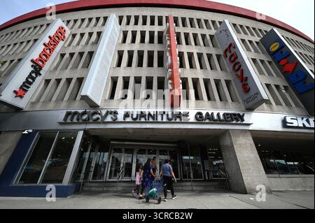 New York, États-Unis. 30 septembre 2025. Vue du magasin de détail Macy's Furniture Gallery dans l'arrondissement de Queens, NY, New York, le 30 septembre 2025. Le président AMÉRICAIN Donald Trump a ordonné de nouveaux droits de douane sur les produits en bois, y compris un tarif de 25% sur les meubles en bois ; Trump a également ordonné une augmentation à 30% sur les meubles rembourrés à compter du 1er janvier. (Photo par Anthony Behar/SipaUSA) crédit : Sipa USA/Alamy Live News Banque D'Images