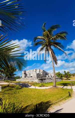 Belle photo de paysage caribéen des ruines mayas prise à Tulum au Mexique pendant la journée ensoleillée Banque D'Images