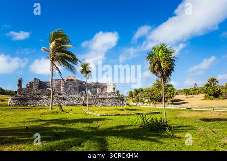 Belle photo de paysage caribéen des ruines mayas prise à Tulum au Mexique pendant la journée ensoleillée Banque D'Images