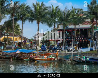 Hoi an, Vietnam - 29 mars 2025 : bateaux de croisière traditionnels colorés sur la rivière dans le centre historique de Hoi an. Banque D'Images