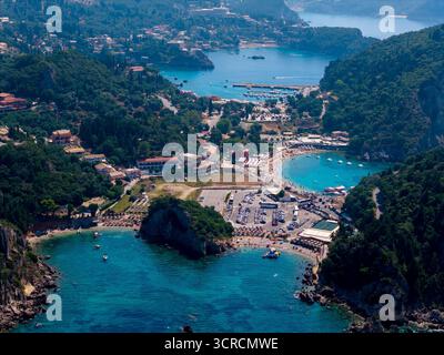 Superbe prise de vue panoramique à haute altitude de Paleokastritsa, Corfou, Grèce. Une destination touristique célèbre avec de belles baies, une marina, et dynamique Banque D'Images