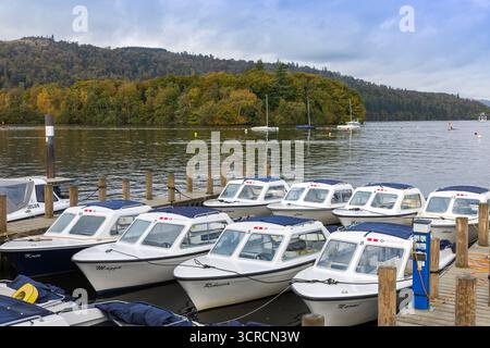 Petits bateaux à moteur à louer, attachés à l'embarcadère à Bowness on Windermere, Lake Windermere, Lake District, Angleterre, Royaume-Uni Banque D'Images