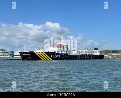 Amsterdam, pays-Bas - 20 août 2025 : le navire-pilote néerlandais Procyon contre un ciel partiellement nuageux, dans le port ij d'Amsterdam. Banque D'Images