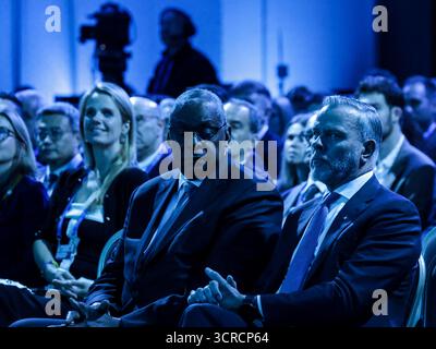 Lloyd Austin, secrétaire à la Défense (2021-2025), États-Unis et l’ADM (R) Rob Bauer, président du Comité militaire de l’OTAN (2021-2025), pays-Bas ; Edge Fellow, Deloitte pays-Bas ; membre du Conseil consultatif international du FSM assistent à une cérémonie qui lui décerne le prix Chevalier de la liberté, le prix de l’événement, lors de la deuxième journée du Forum de Varsovie sur la sécurité 2025. La WSF2025, intitulée pour notre liberté et les vôtres, rassemble 2500 participants et 250 orateurs et se concentre sur la sécurisation de la paix dans l’UE face aux provocations russes. Banque D'Images