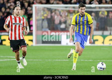 Sheffield, Royaume-Uni. 30 septembre 2025. Finn Azaz (10 Southampton) contrôle le ballon lors du match EFL Sky Bet Championship entre Sheffield United et Southampton à Bramall Lane à Sheffield, Angleterre, le 30 septembre 2025. Crédit : SPP Sport Press photo. /Alamy Live News Banque D'Images
