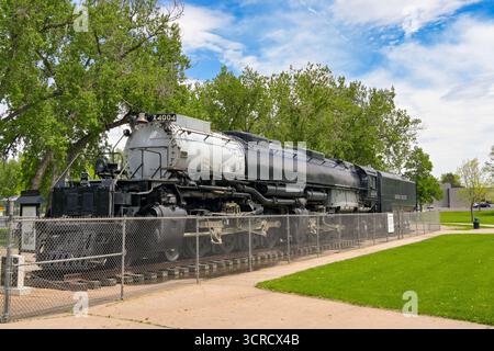 Cheyenne, Wyoming, États-Unis - 2 juin 2025 : L'une des locomotives à vapeur Big Boy historiques construites pour le chemin de fer Union Pacific dans le parc Holliday de la ville. Banque D'Images