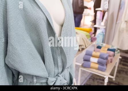 Mannequin dans un peignoir dans une vitrine. Soldes Banque D'Images