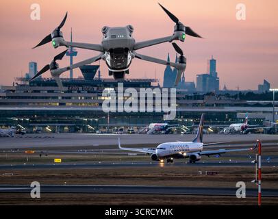 Image symbolique, photomontage, reconnaissance, espionnage avec des drones ici à un aéroport, infrastructure critique, espionnage avec des drones caméra, Banque D'Images