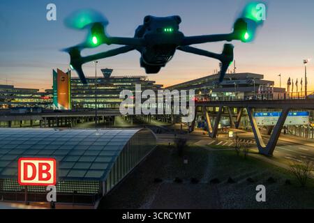 Image symbolique, photomontage, reconnaissance, espionnage avec des drones ici à un aéroport, infrastructure critique, espionnage avec des drones caméra, Banque D'Images