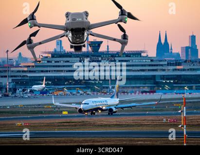 Image symbolique, photomontage, reconnaissance, espionnage avec des drones ici à un aéroport, infrastructure critique, espionnage avec des drones caméra, Banque D'Images