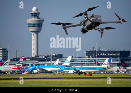 Image symbolique, photomontage, reconnaissance, espionnage avec des drones ici à un aéroport, infrastructure critique, espionnage avec des drones caméra, Banque D'Images