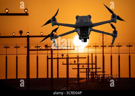 Image symbolique, photomontage, reconnaissance, espionnage avec des drones ici à un aéroport, infrastructure critique, espionnage avec des drones caméra, Banque D'Images