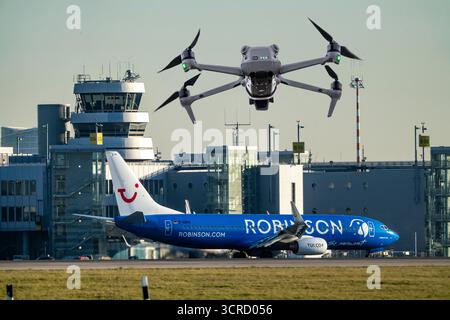 Image symbolique, photomontage, reconnaissance, espionnage avec des drones ici à un aéroport, infrastructure critique, espionnage avec des drones caméra, Banque D'Images