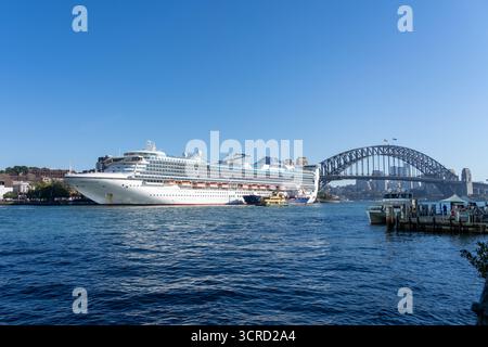 Un bateau de croisière Carnival Adventure avec Sydney Harbour Bridge en arrière-plan. Sydney, Nouvelle-Galles du Sud, Australie. Banque D'Images